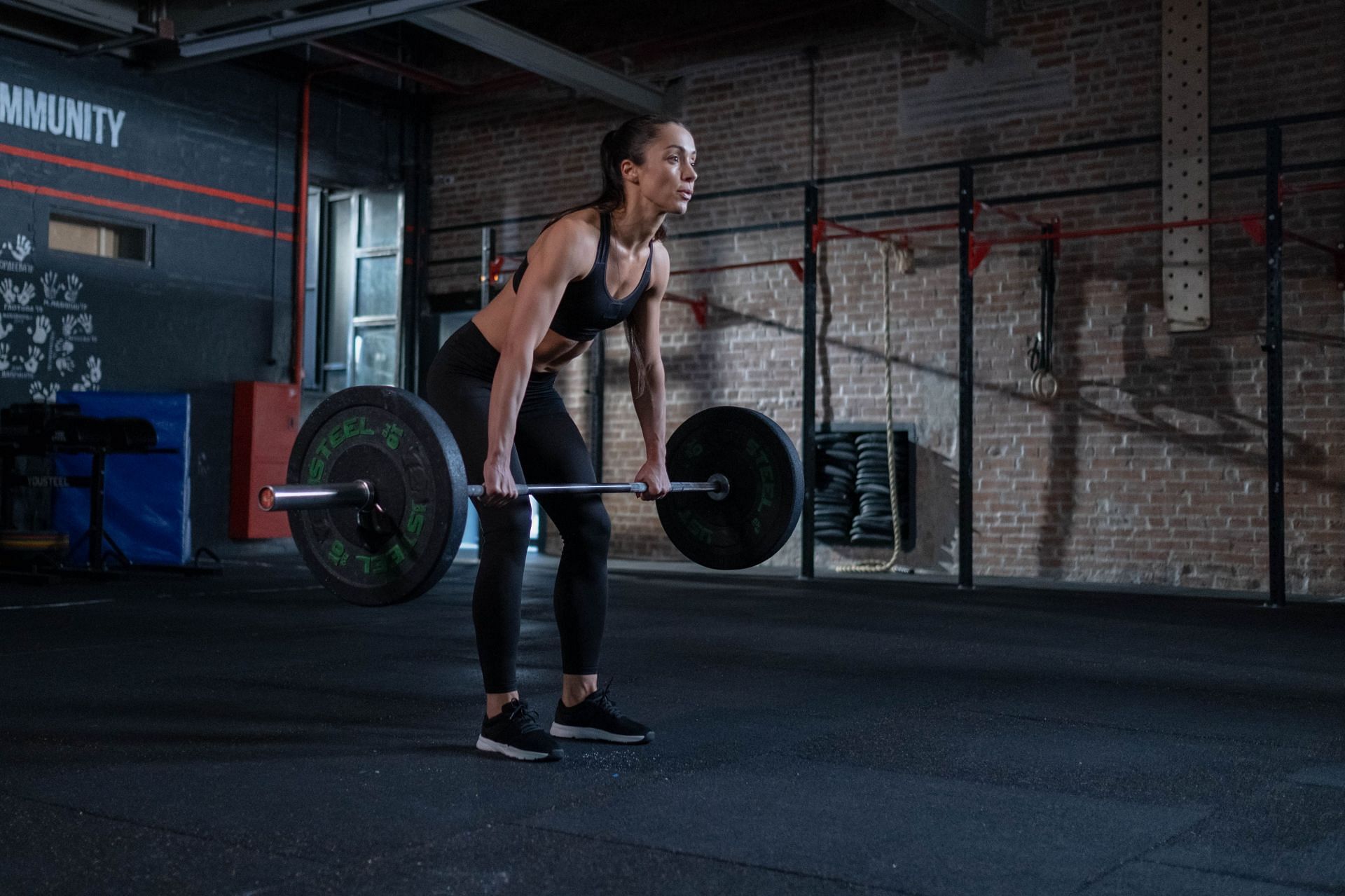 Deadlifts are great for working out the glutes and hamstrings. (Image via Pexels/Cottonbro Studio)
