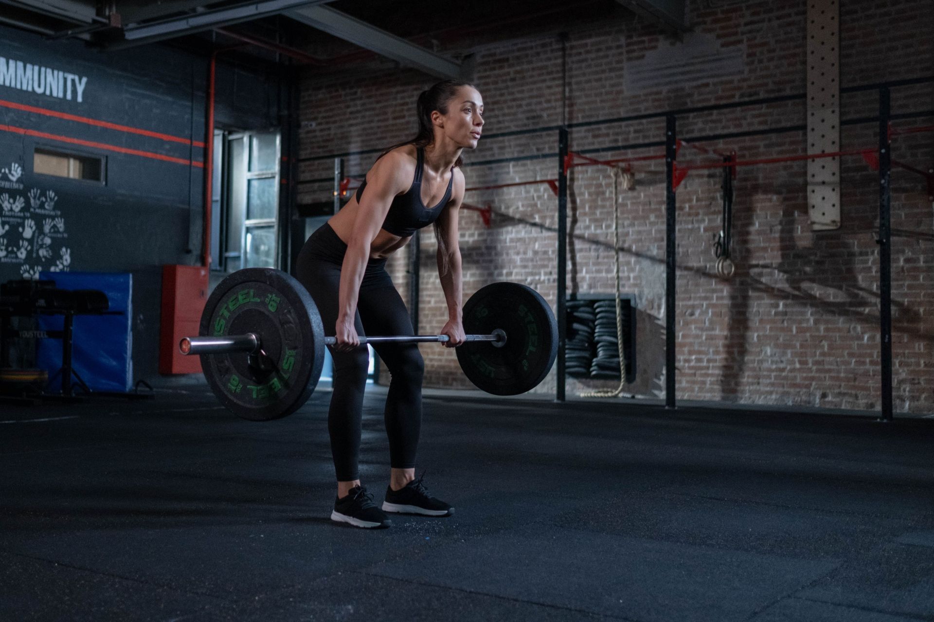 Deadlifts are great for working out the glutes and hamstrings. (Image via Pexels/Cottonbro Studio)