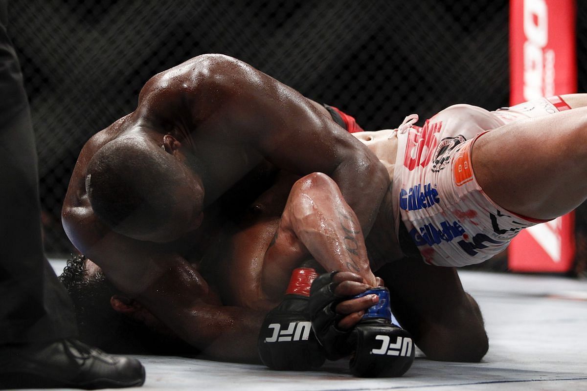 Jon &#039;Bones&#039; Jones submits Vitor Belfort at UFC 152 [Image via @SquintsCollects on Twitter]