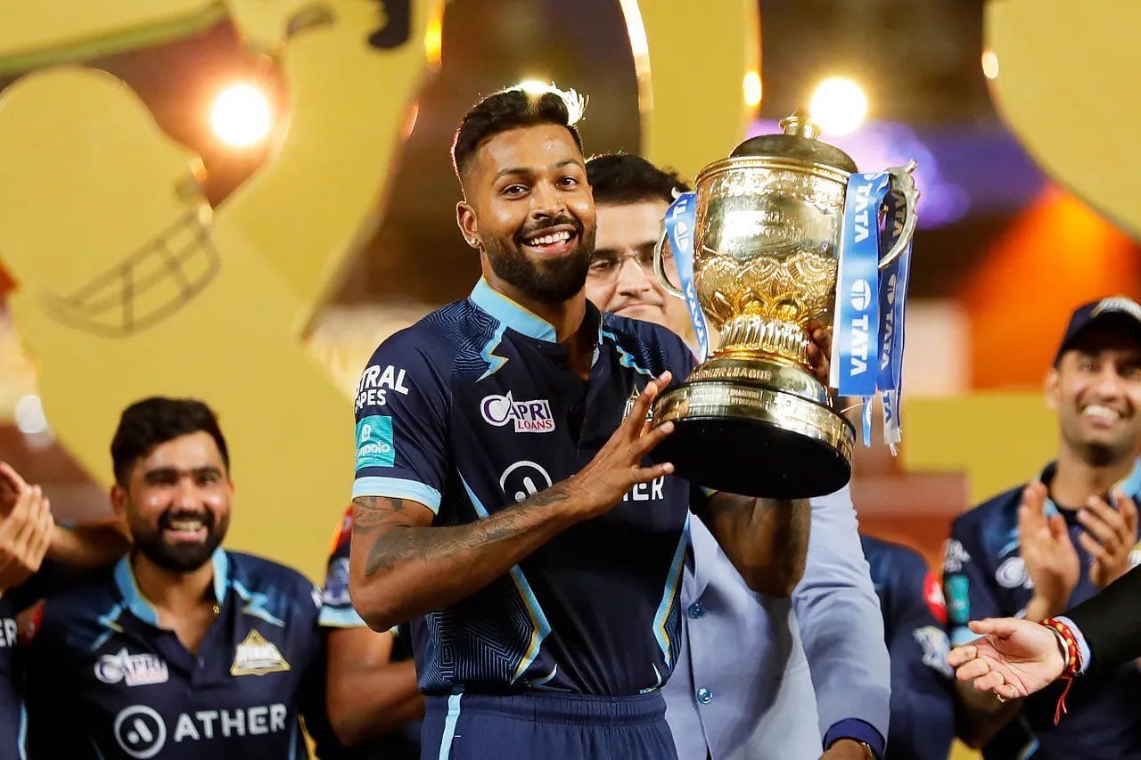 Hardik Pandya lifting the trophy. (Credits: Twitter)