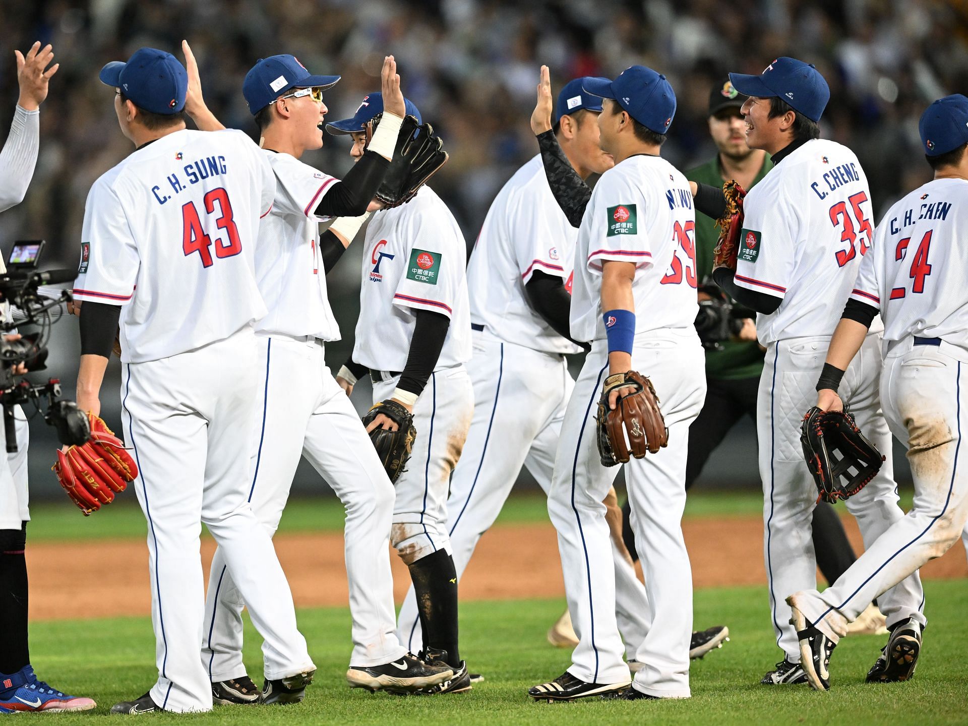 World Series gets tied up - Taipei Times