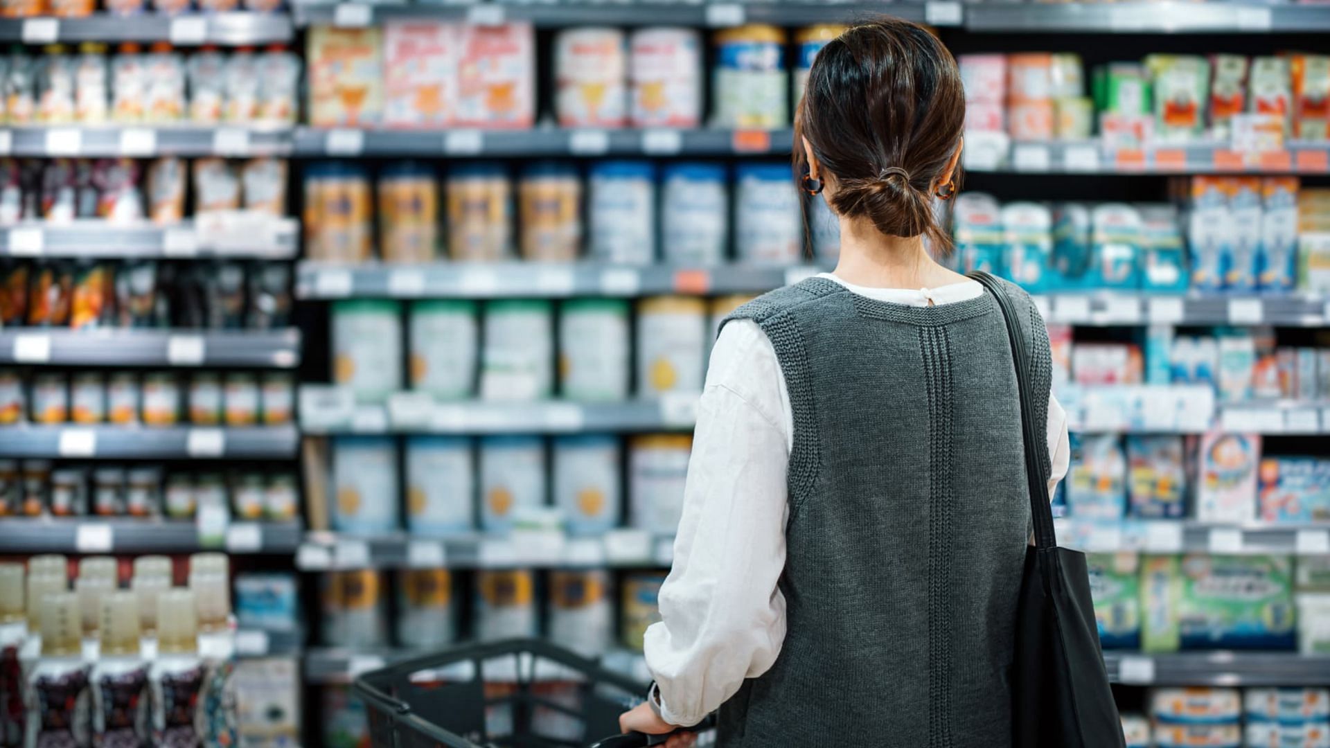 Multiple Grocery store chains are shutting down specific stores in the next few weeks (Image via d3sign/Getty Images)