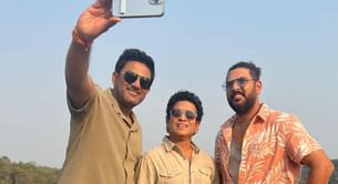 [Picture] “Our Dil Chahta Hai moment in Goa” – Sachin Tendulkar poses with Anil Kumble and Yuvraj Singh