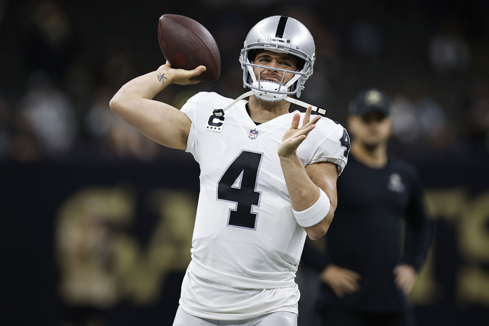 Ex-Raider Derek Carr Agrees to 4-Year Contract With Saints