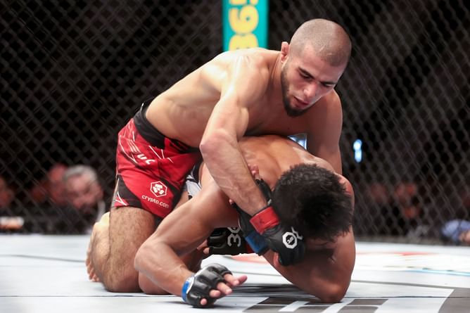 Did UFC 286 referee miss out on a submission? Video footage shows Muhammad Mokaev seemingly tapping out