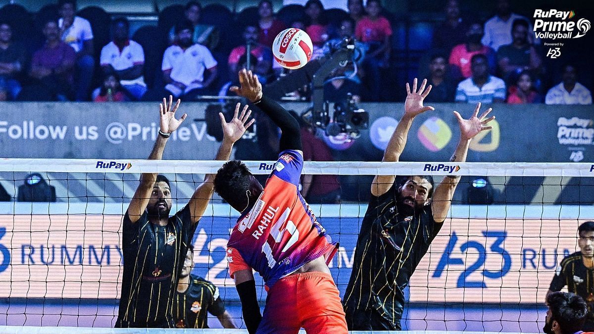Ahmedabad Defenders in action against Kolkata Thunderbolts in an earlier match (Image Courtesy: Twitter/Prime Volleyball)