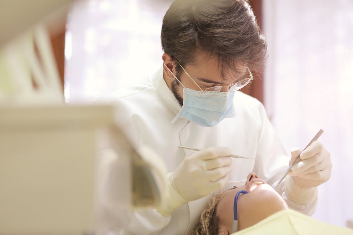 Oil pulling can help remove surface stains from teeth (Image via Pexels/Andrea Piacquaio)