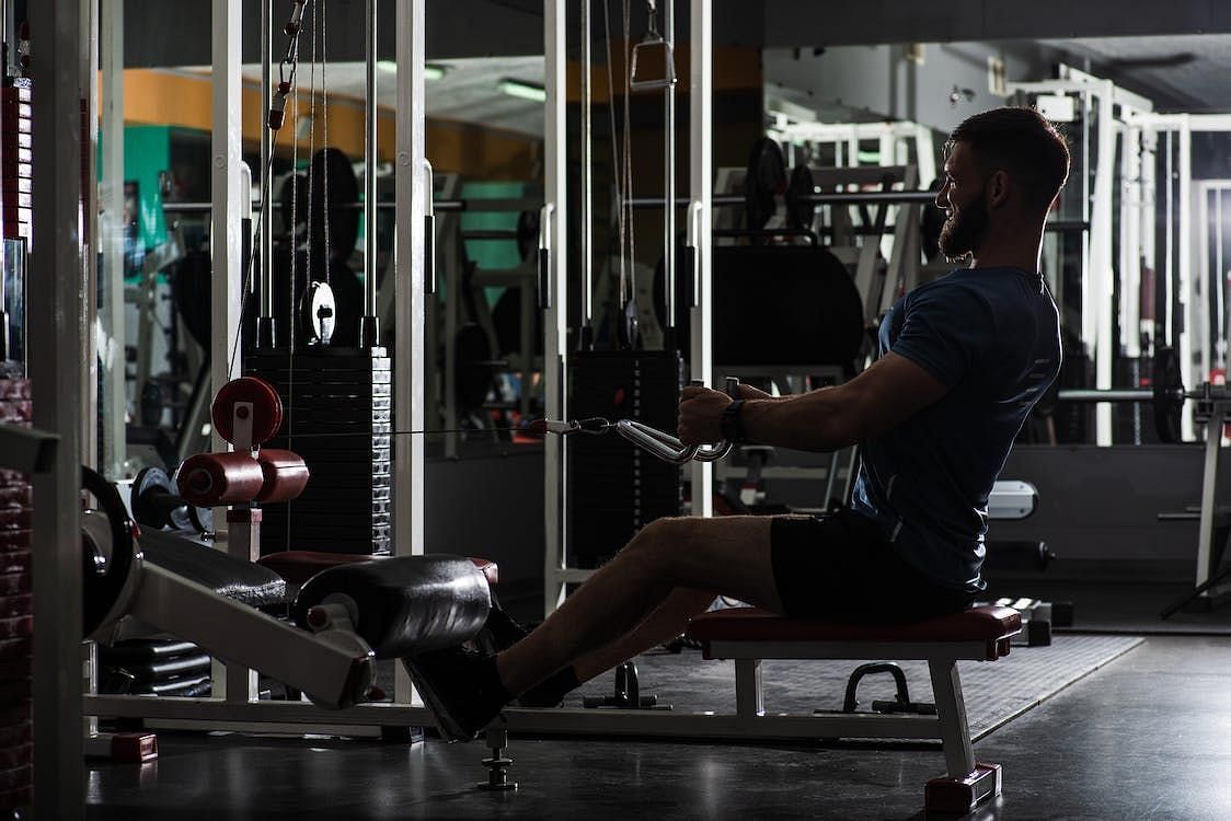 The low row exercise is a compound exercise that targets the muscles of the upper back (Ruslan Khmelevsky/ Pexels)