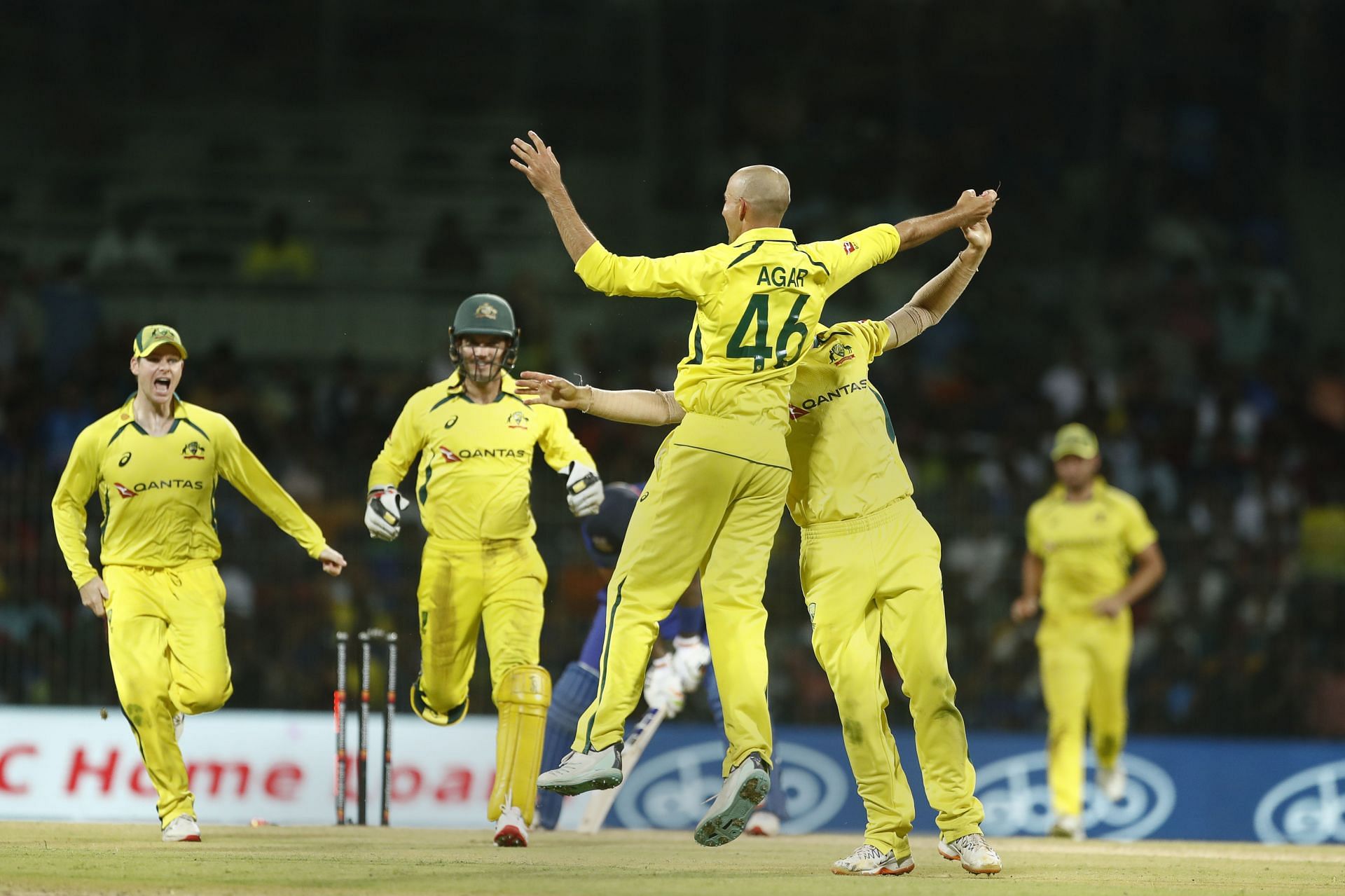 Australia celebrate a wicket. (Credits: Getty)