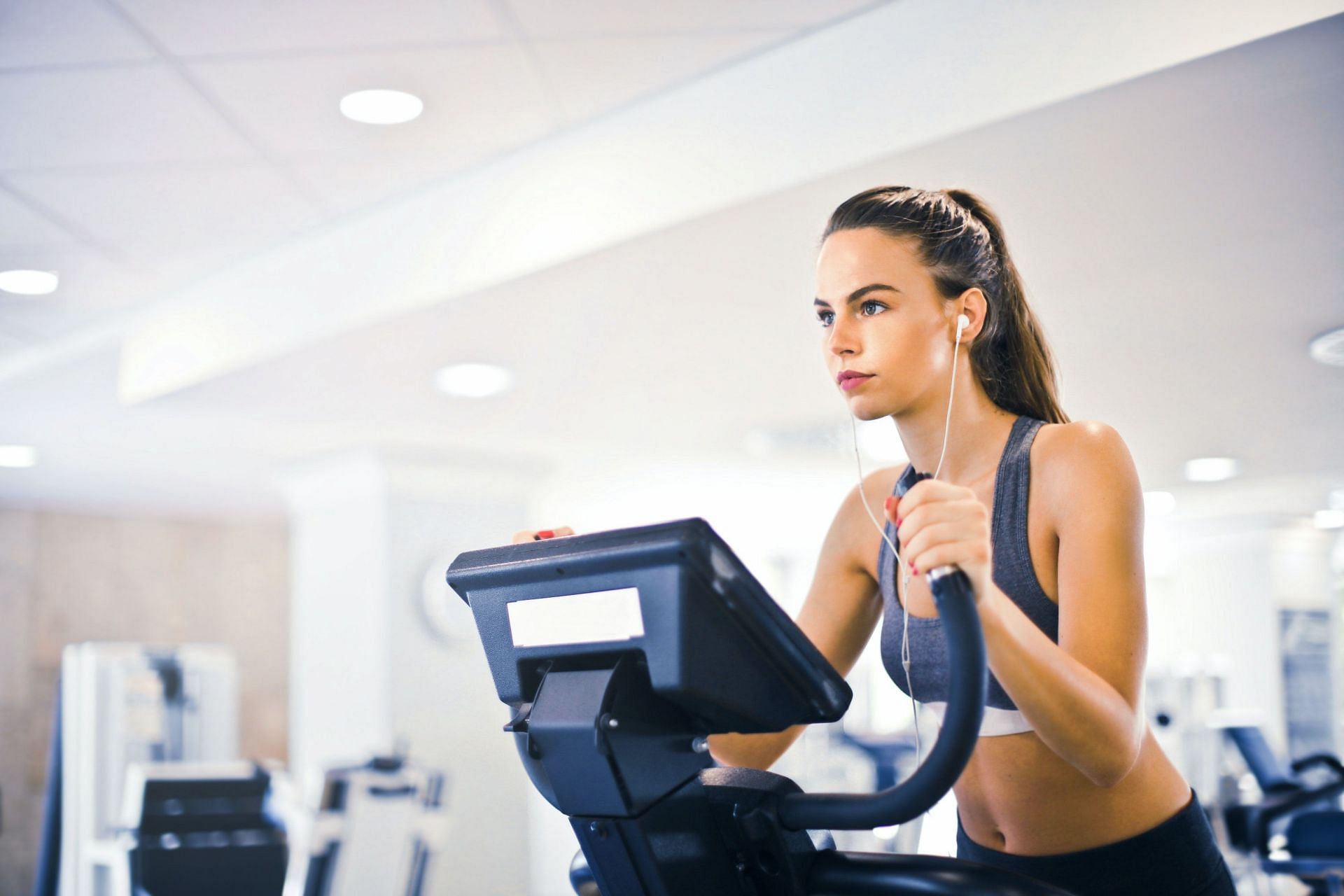 Elliptical machine helps in weight loss. (Image via Pexels/Andrea Piacquadio)