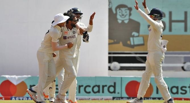 [Watch] Ravindra Jadeja provides crucial breakthrough as Steve Smith drags back onto the stumps in IND vs AUS 4th Test