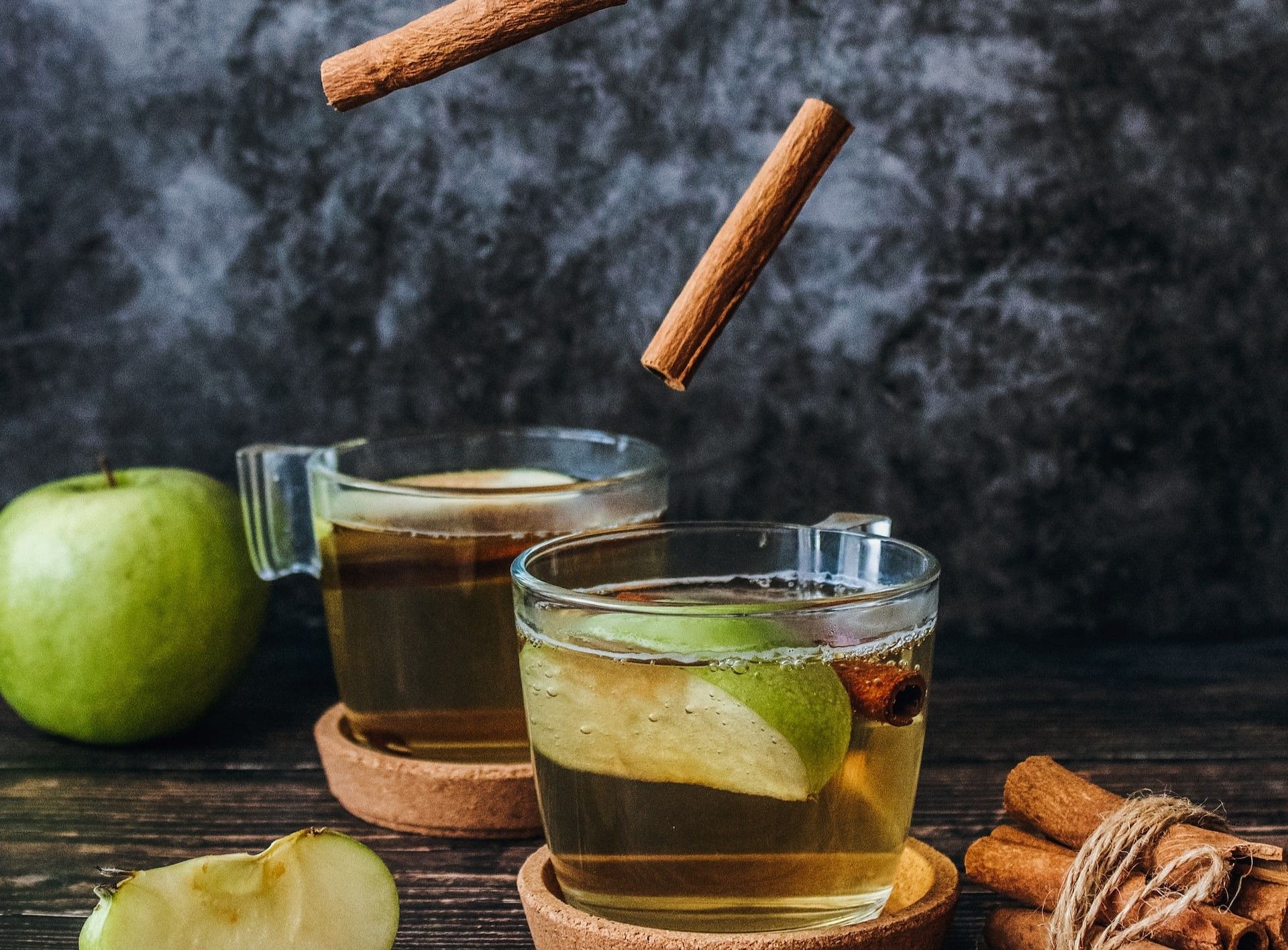 Apple cider vinegar for detox (Photo via Tijana Drndarski/Unsplash)