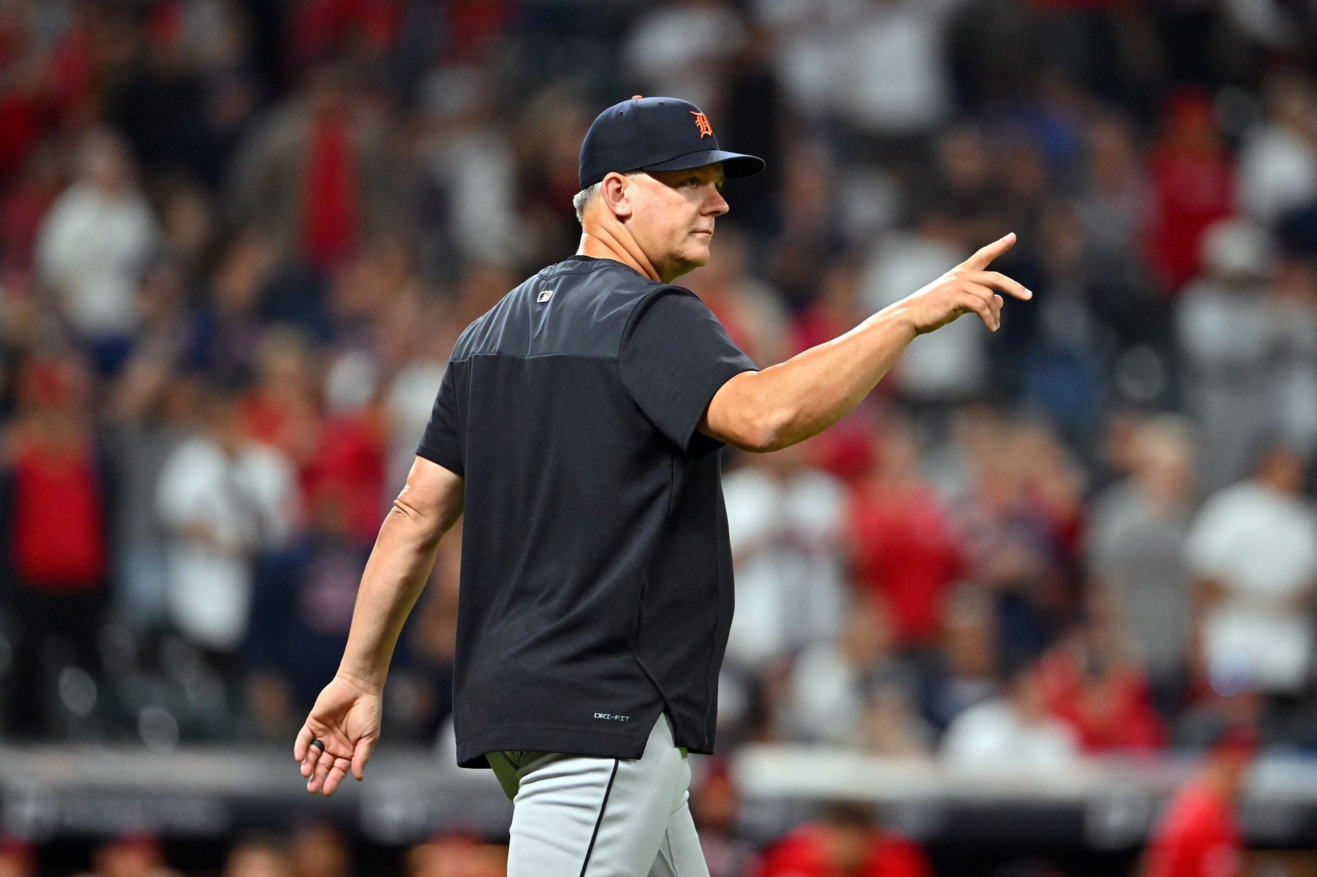 Ex-Astros manager AJ Hinch apologizes for failing to stop sign