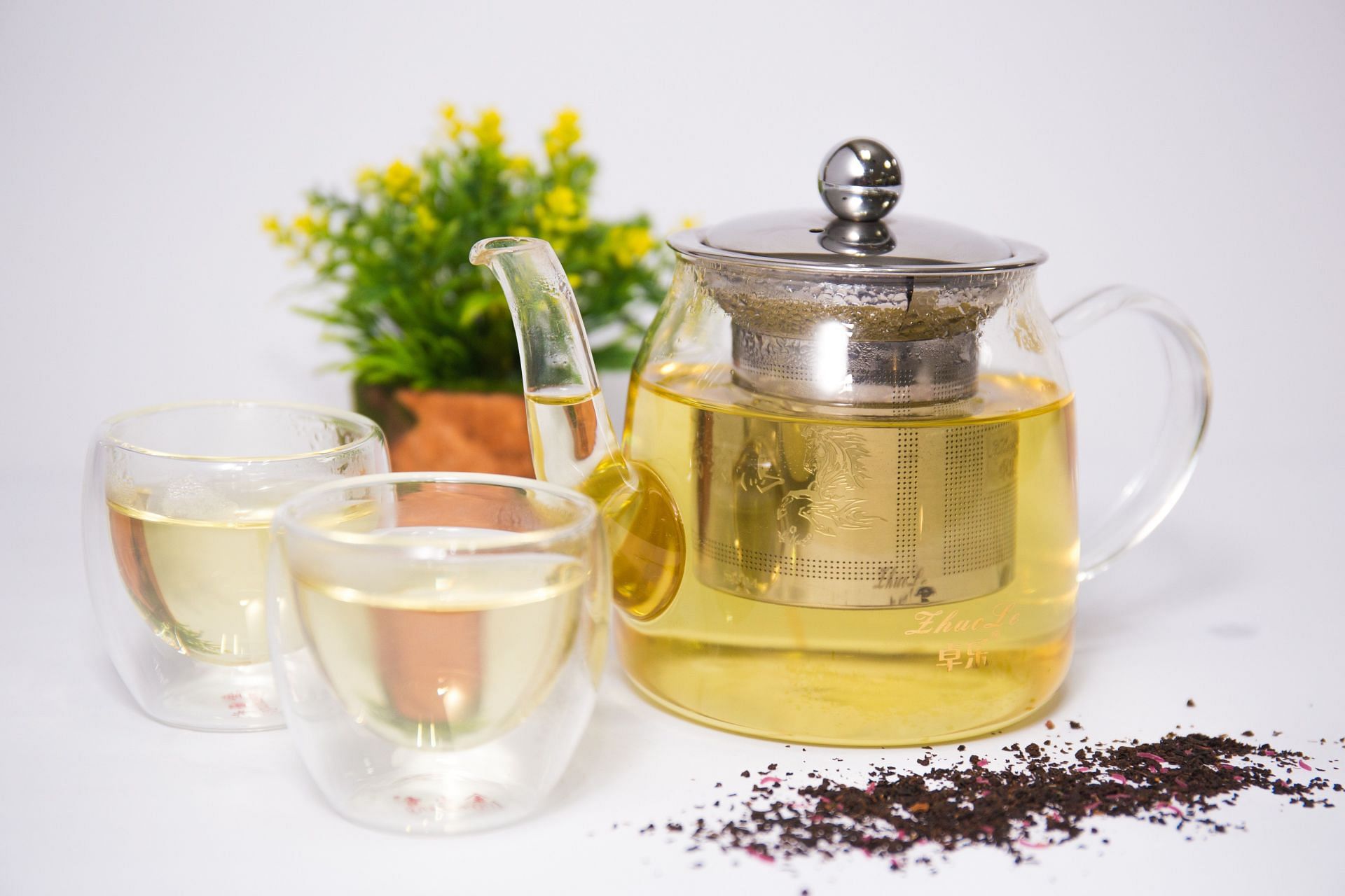 Herbal teas can often help alleviate flatulence and bloating (Image via Pexels/Teejay)
