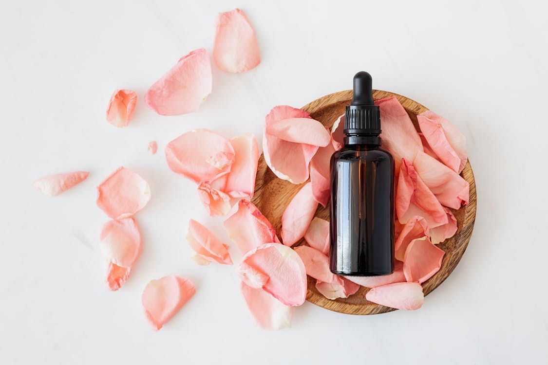 Jojoba Oil is full of vitamin A, D and E. (image via Pexels/Karolina Grabowski)