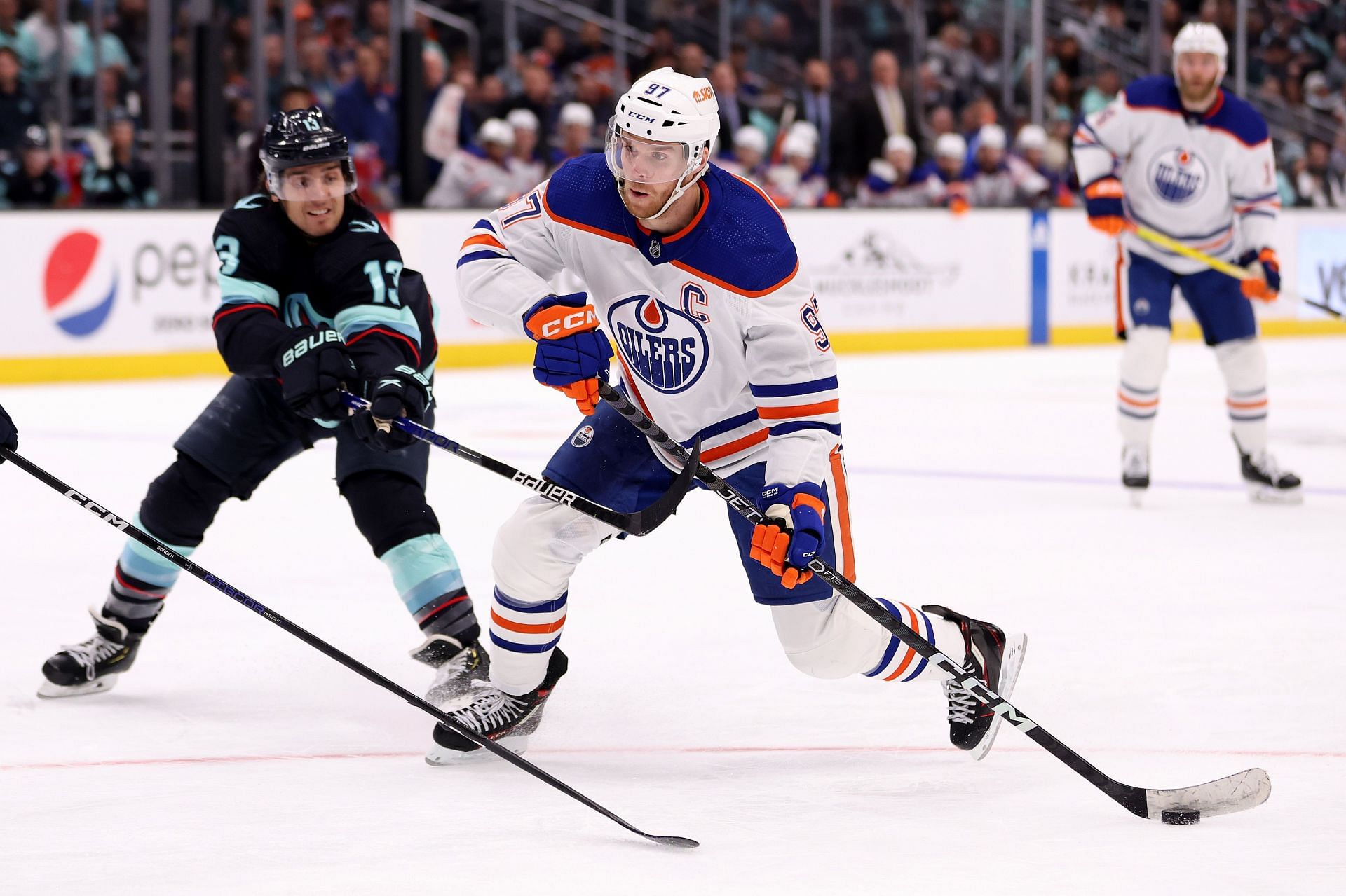 Connor McDavid scores 61st goal, Oilers beat Kings 2-0