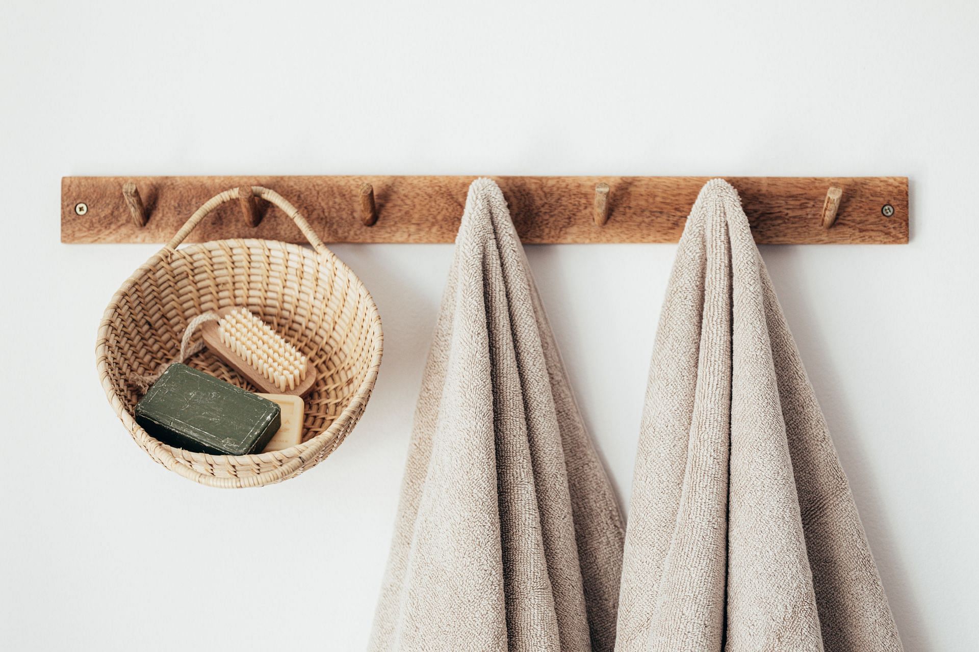 Bathing and washing your butt area regularly with anti-bacterial soap can act as a treatment for butt acne (Image via Pexels @Karolina Grabowska)