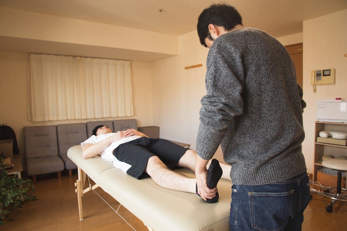 The RICE method stands for rest ice compression elevation (Ryutaro Tsukata/ Pexels)