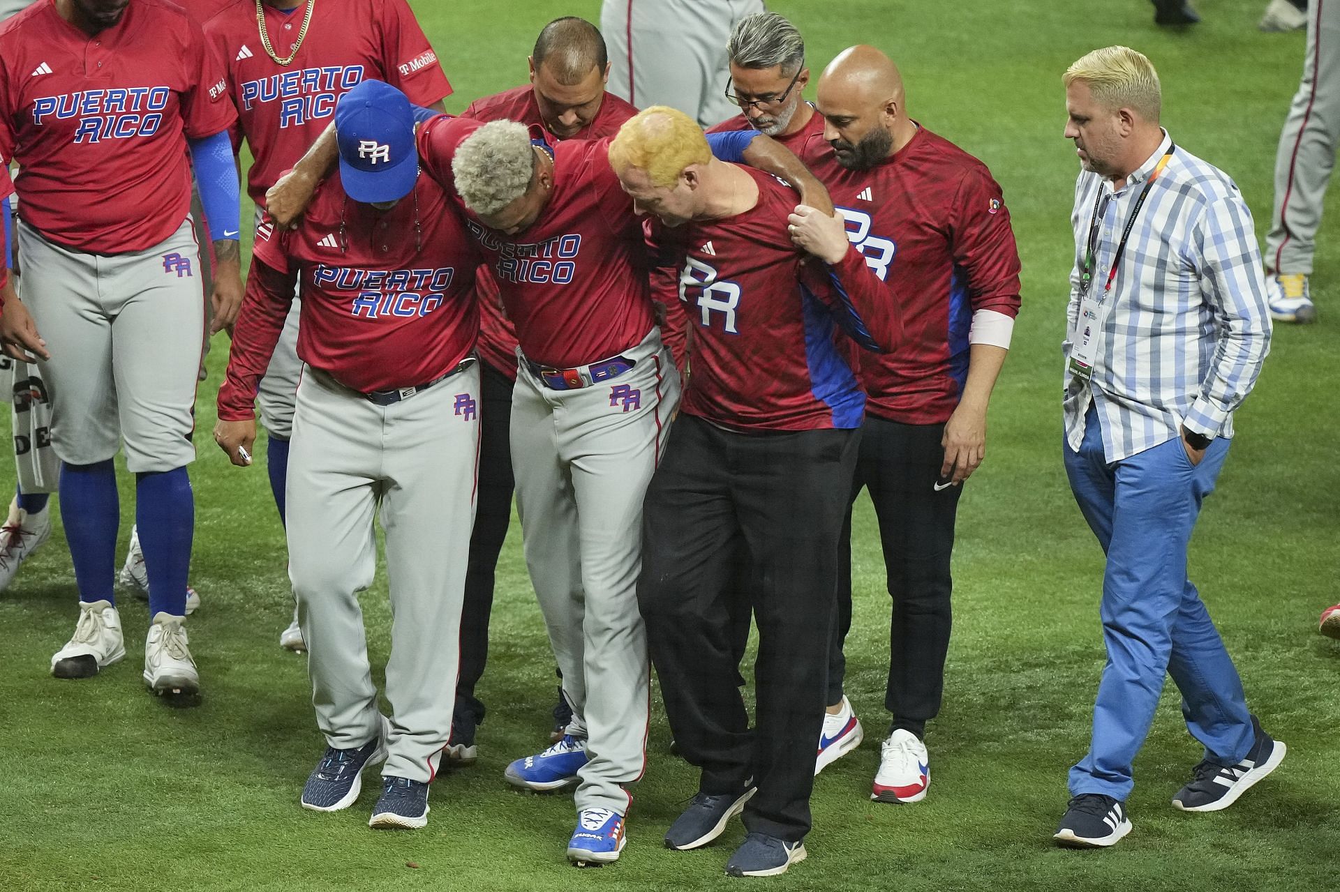 Edwin Diaz was helped off the field by teammates after an injury against the Dominican Republic.