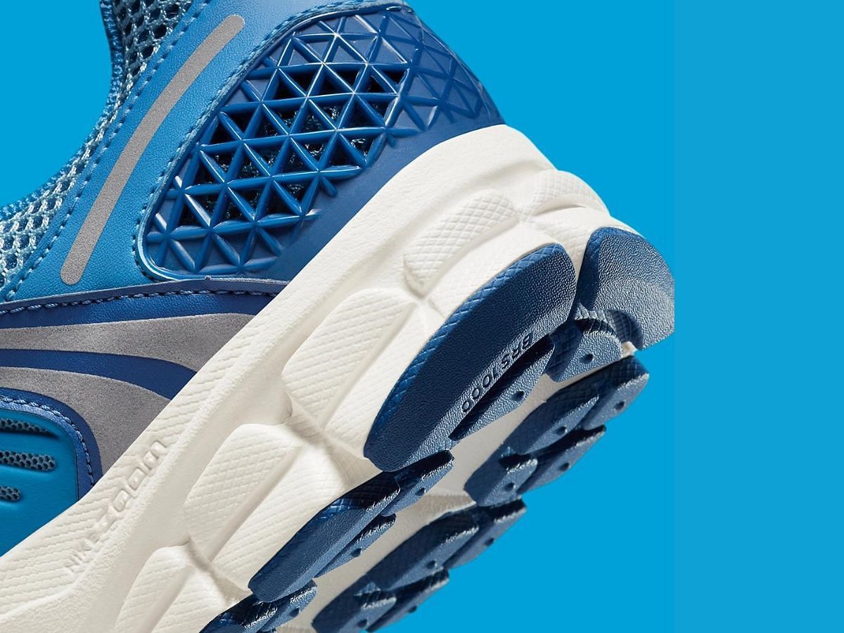 Take a closer look at the heel counters of the sneakers (Image via Nike)