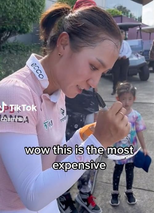 Lydia Ko signing the watch (Image via Tiktok/Chamhuii)