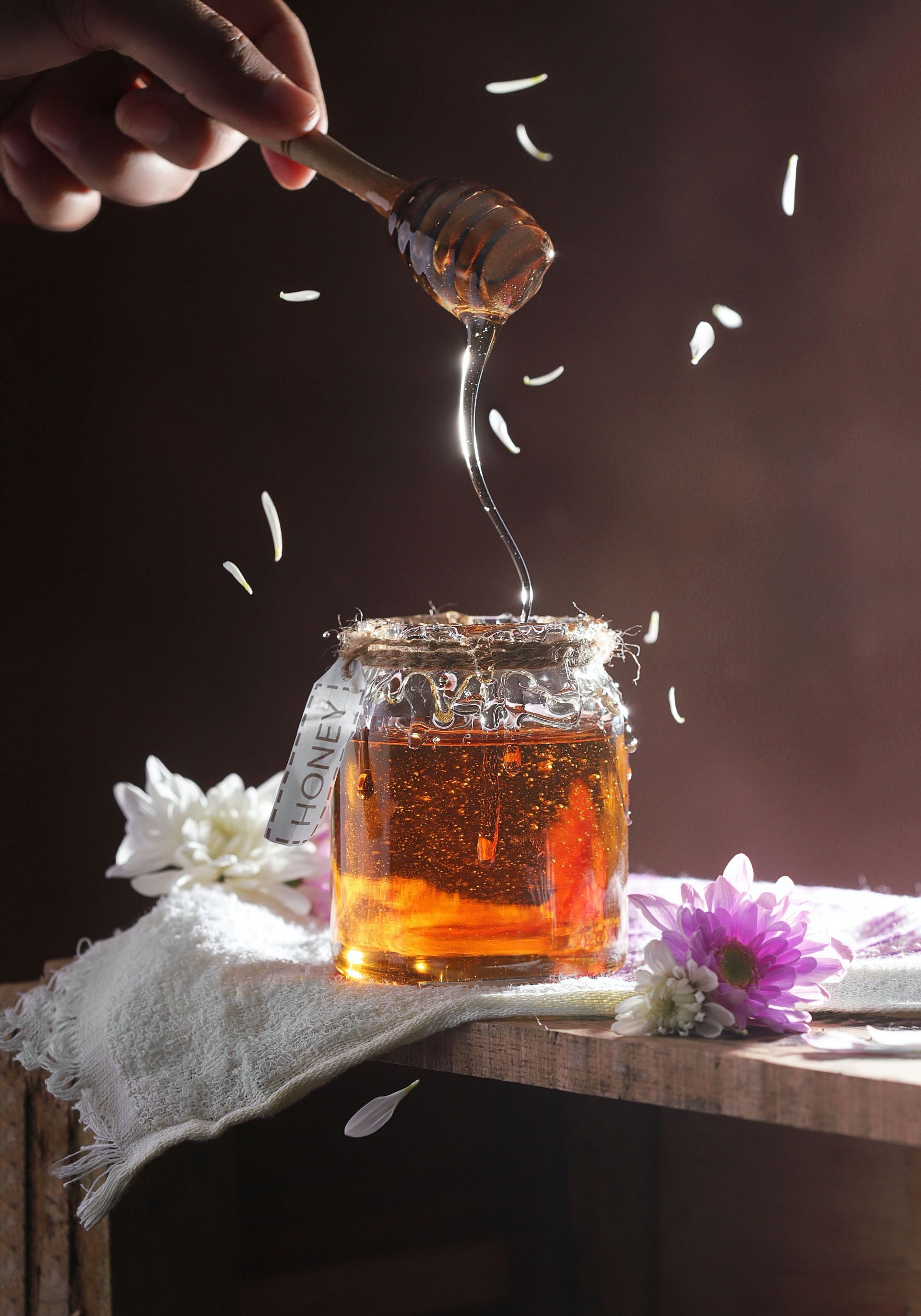 Say goodbye to refined sugar and hello to the goodness of honey. (image via Unsplash)