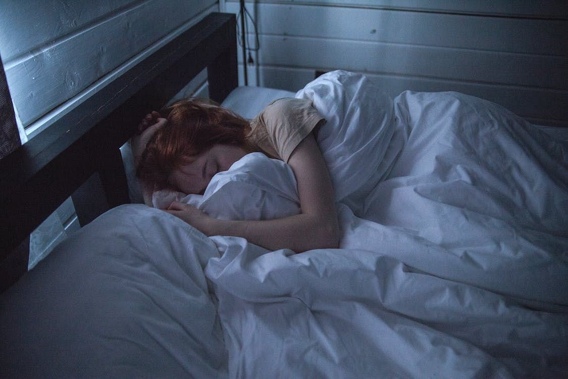 It helps you sleep faster and longer. (Image via Pexels/Ivano Oboleninov)