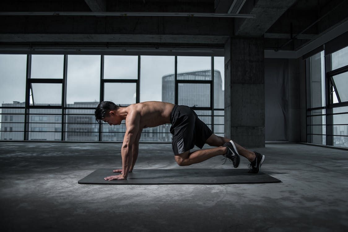 Mountain climbers include running while being in a pushup form (Li Sun/ pexels)