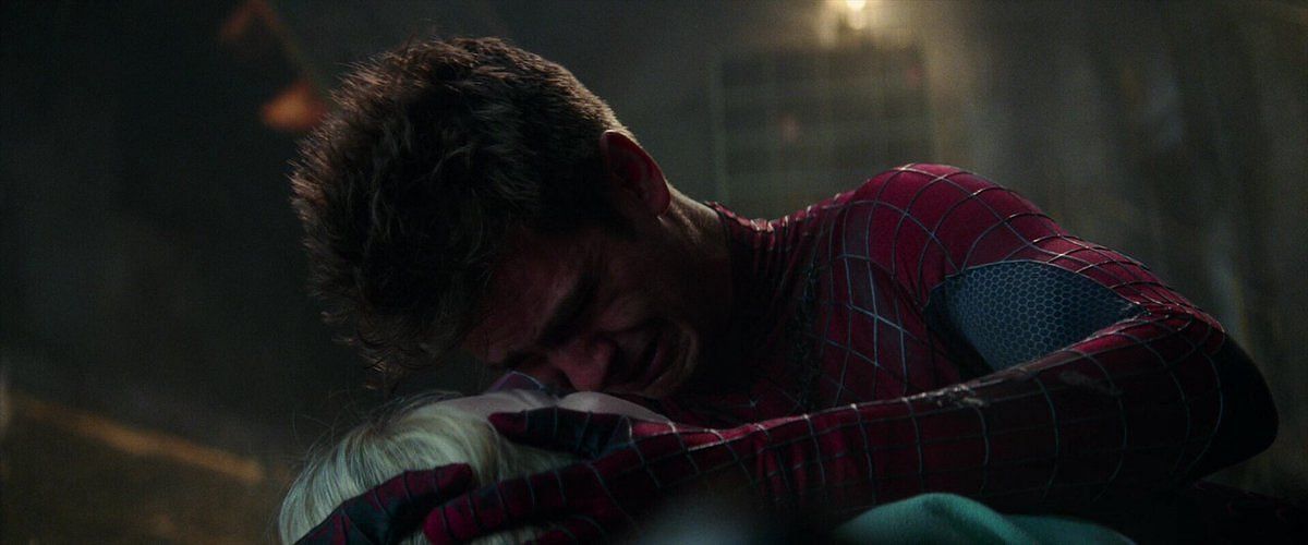 Peter Parker (Andrew Garfield) holds the lifeless body of his girlfriend, Gwen Stacy (Emma Stone), who died in a tragic fall (Image via Sony Pictures)