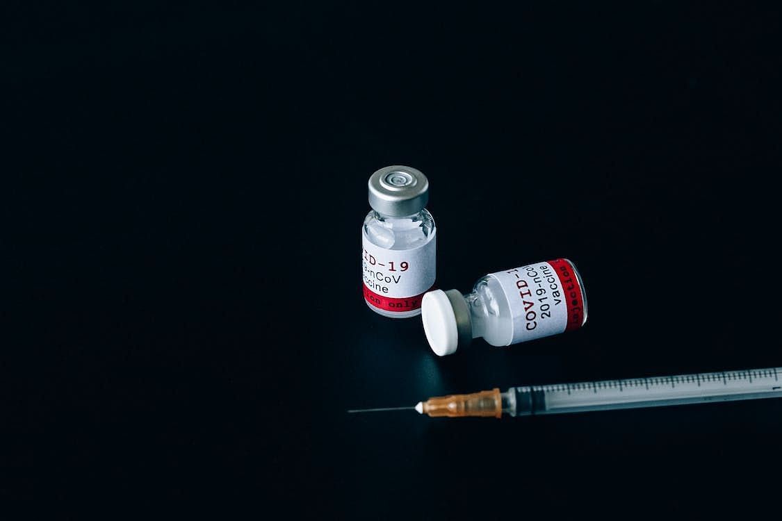 Booster combines original vaccine with variant-specific vaccine. (Image via Pexels/nataliya Vaitkevich)