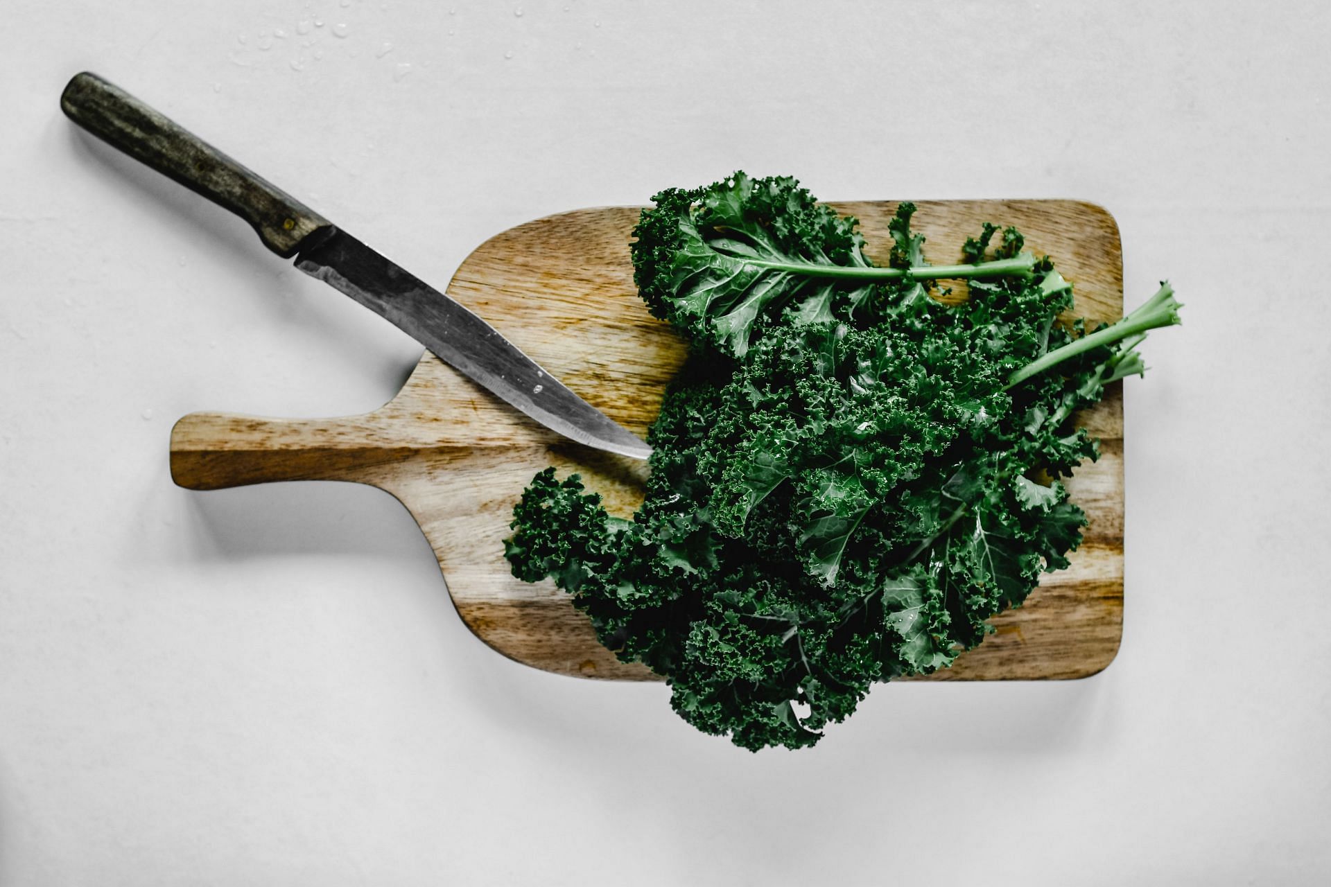 Include kale in your salads. (Image via Pexels/Eva Bronzini)