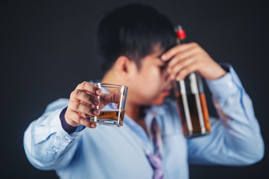 Alcohol withdrawal symptoms occur when alcohol consumption is suddenly stopped (Image via Freepik/Jcomp)