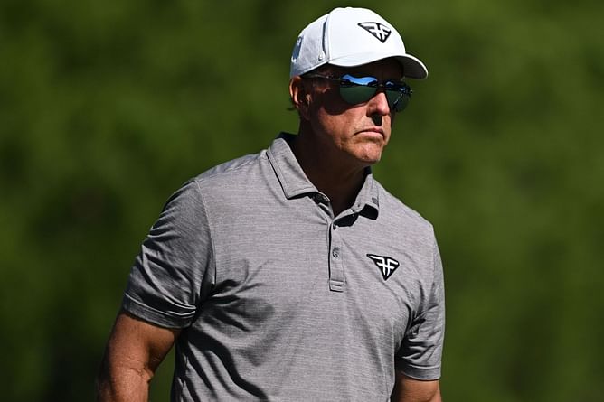 "You’ve never seen anyone kiss so much a**”: LIV Golfer calls out Phil Mickelson for sucking up too much post his 'scary m***********' comment