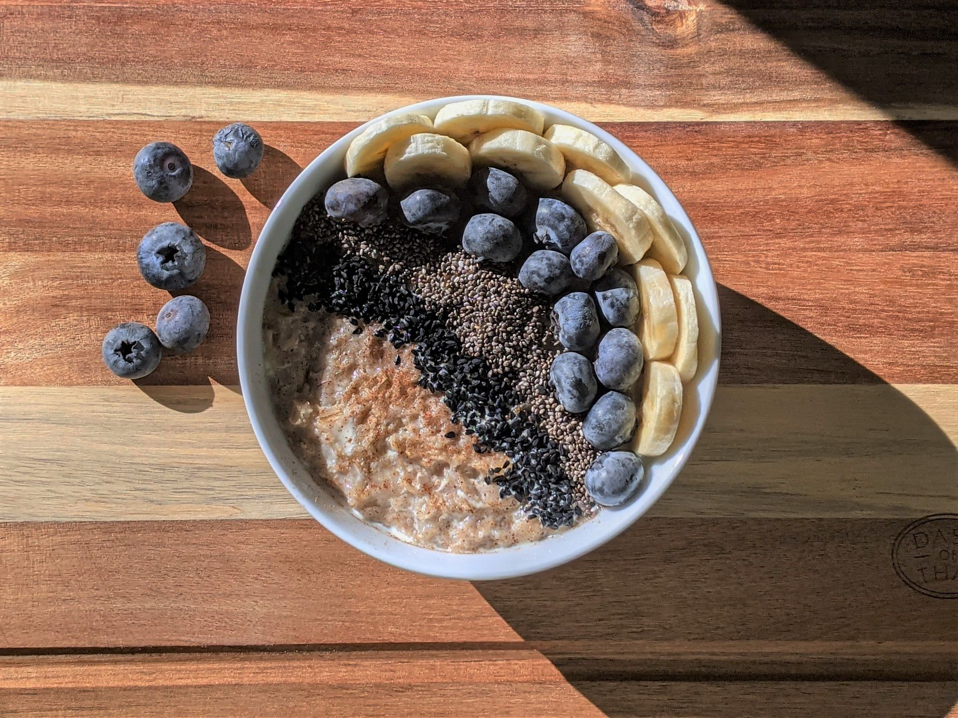 Oatmeal topped with berries and seeds. (Image via Unsplash/ Susan Wilkinson)