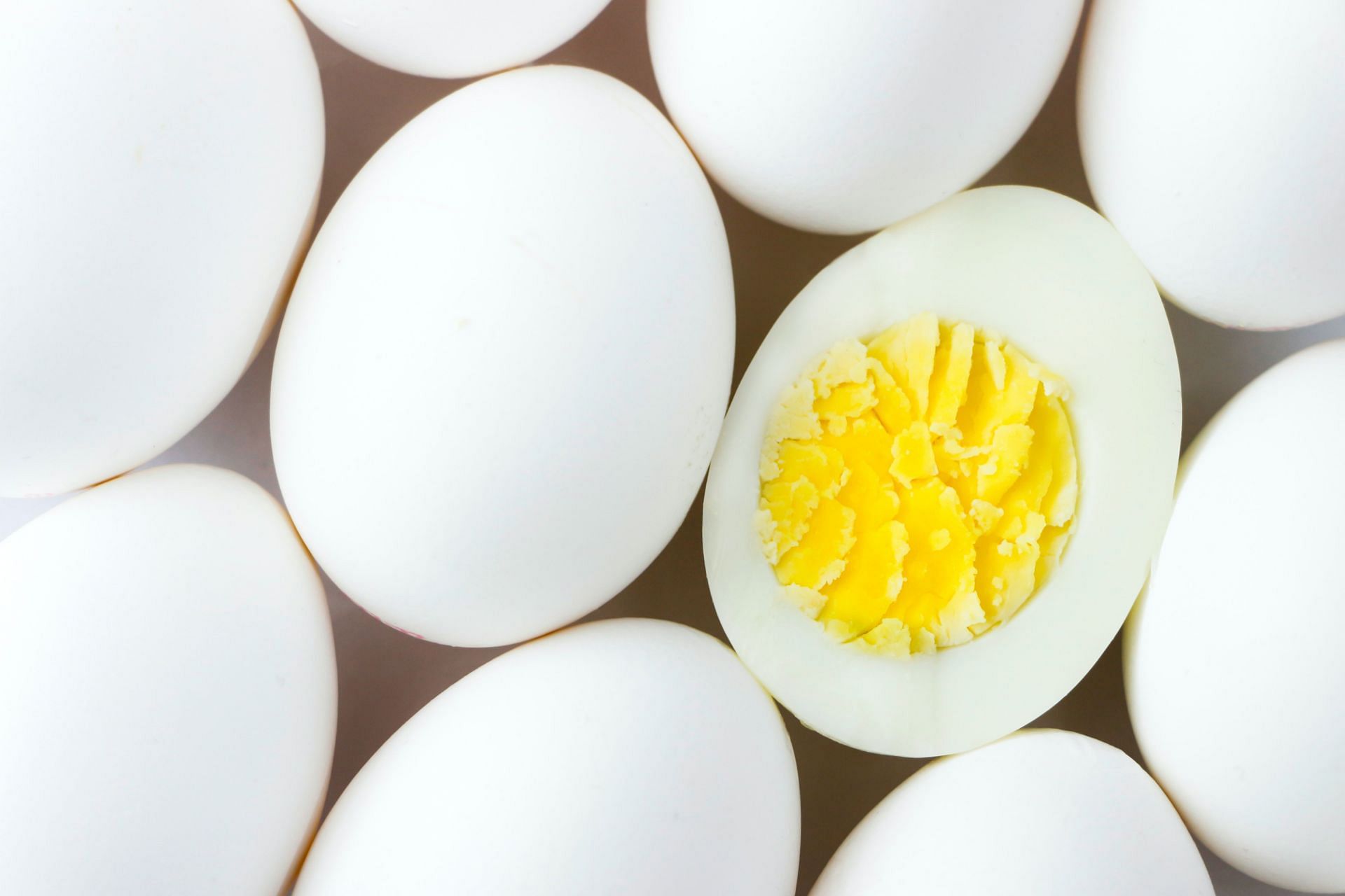 Low calorific value makes boiled eggs good for weight loss. (Image via Unsplash/Mustafa Bashari)