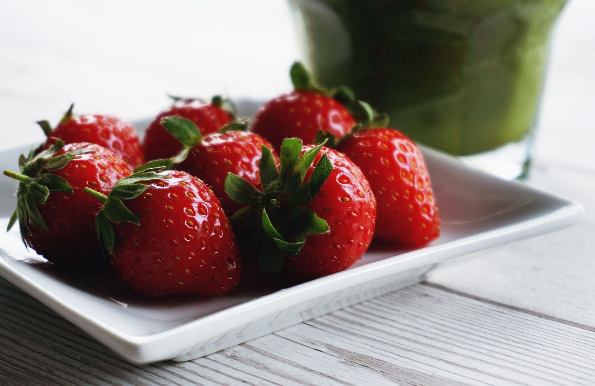 Strawberries can help you lose weight. (Photo via Pexels/Suzy Hazelwood)