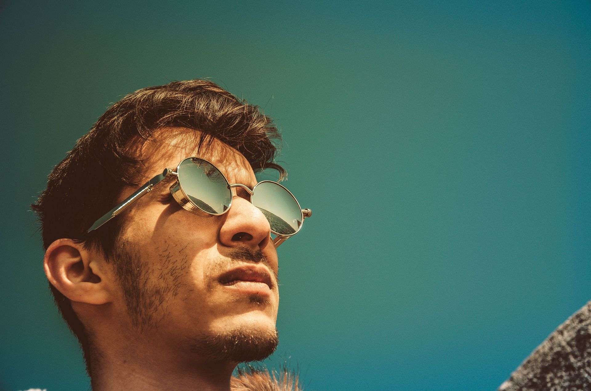 Wear sunglasses to avoid eye strain. (Image via Pexels/Asim Alnamat)
