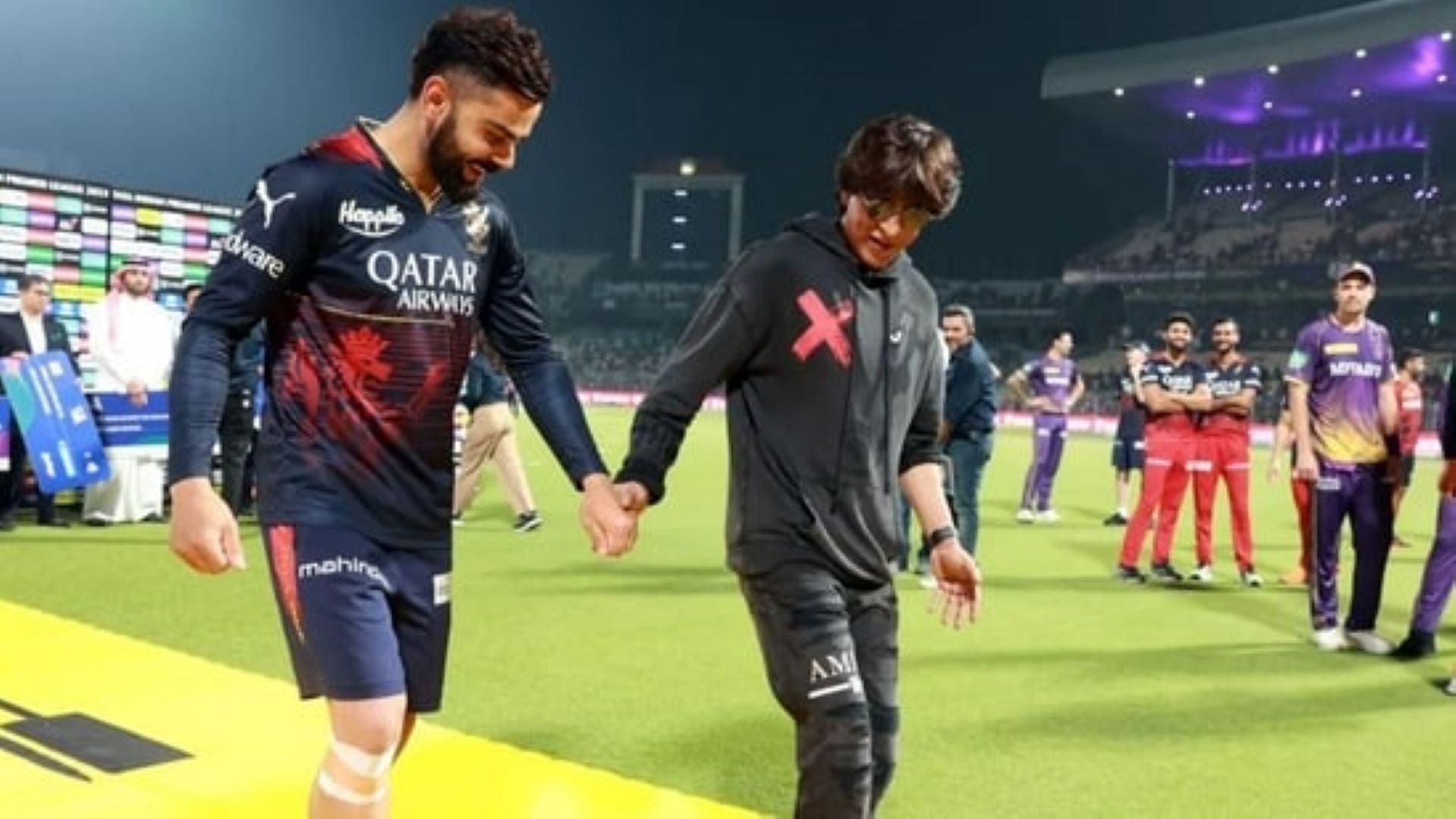 Shahrukh Khan dances with Virat Kohli after the RCB-KKR match