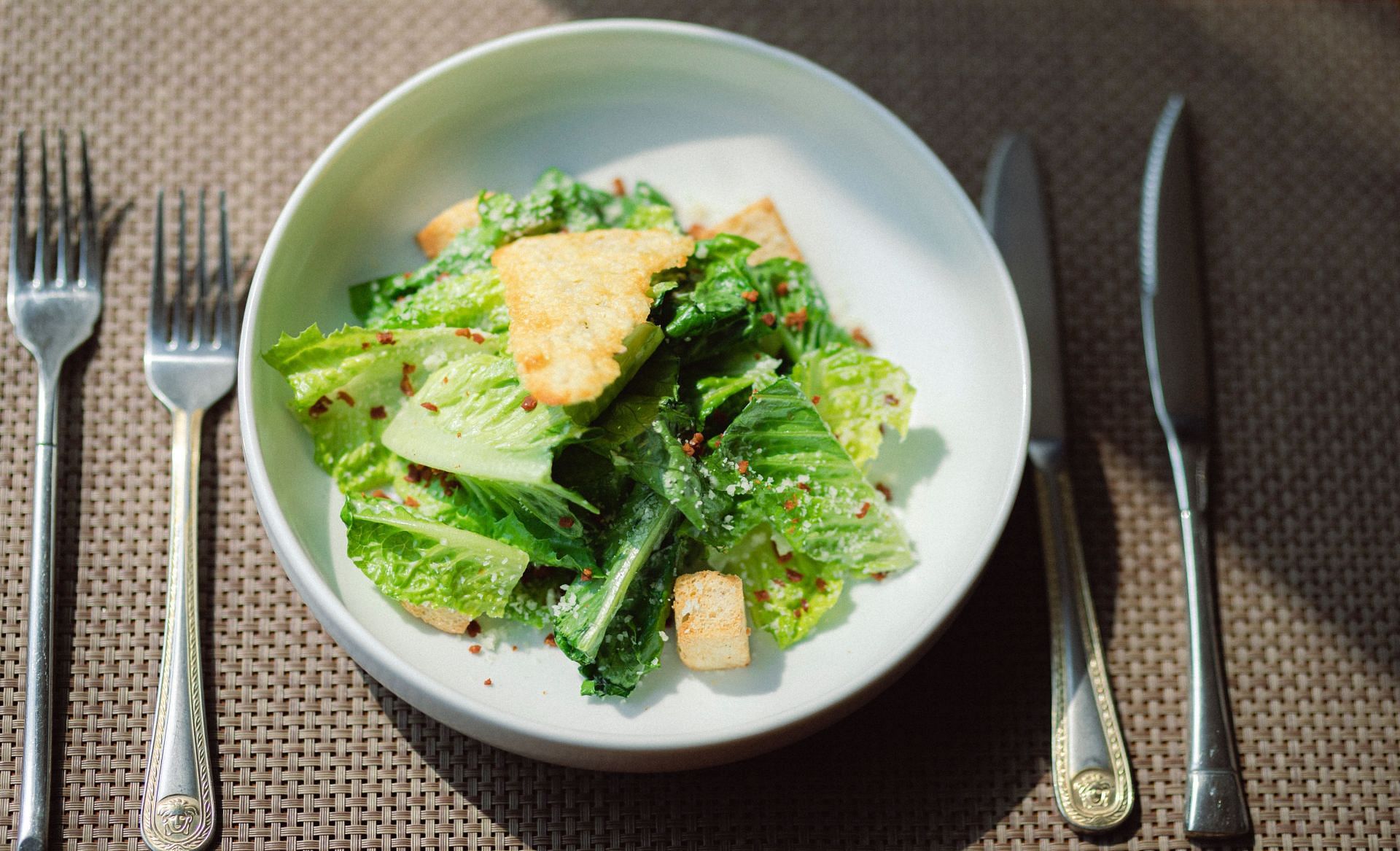 A liver cleanse diet typically consists of leafy greens and healthy fruits, (Image via Unsplash/Hanxiao)