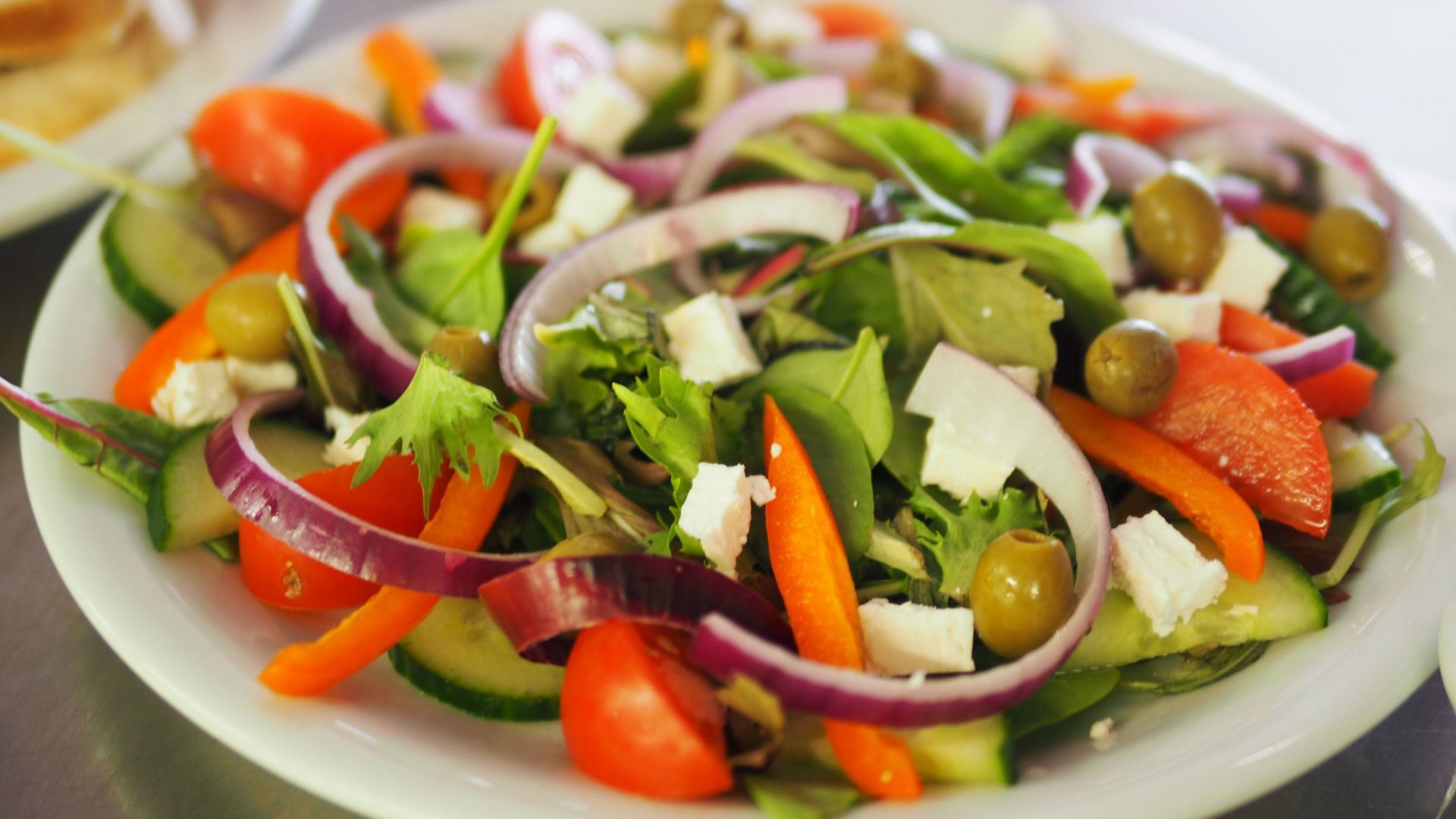 Opt for a big salad during lunch. (Image via Pexels / Chan walrus)