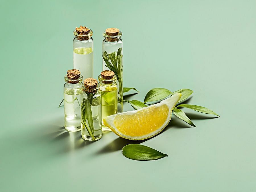 Fragrance oils have calming, antibacterial, and moisturizing properties (image via Freepik/master1305)