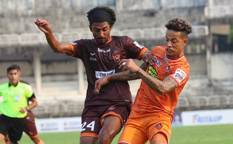 FC Goa and Gokulam Kerala FC players fighting for possession. (Image Courtesy: AIFF Media)