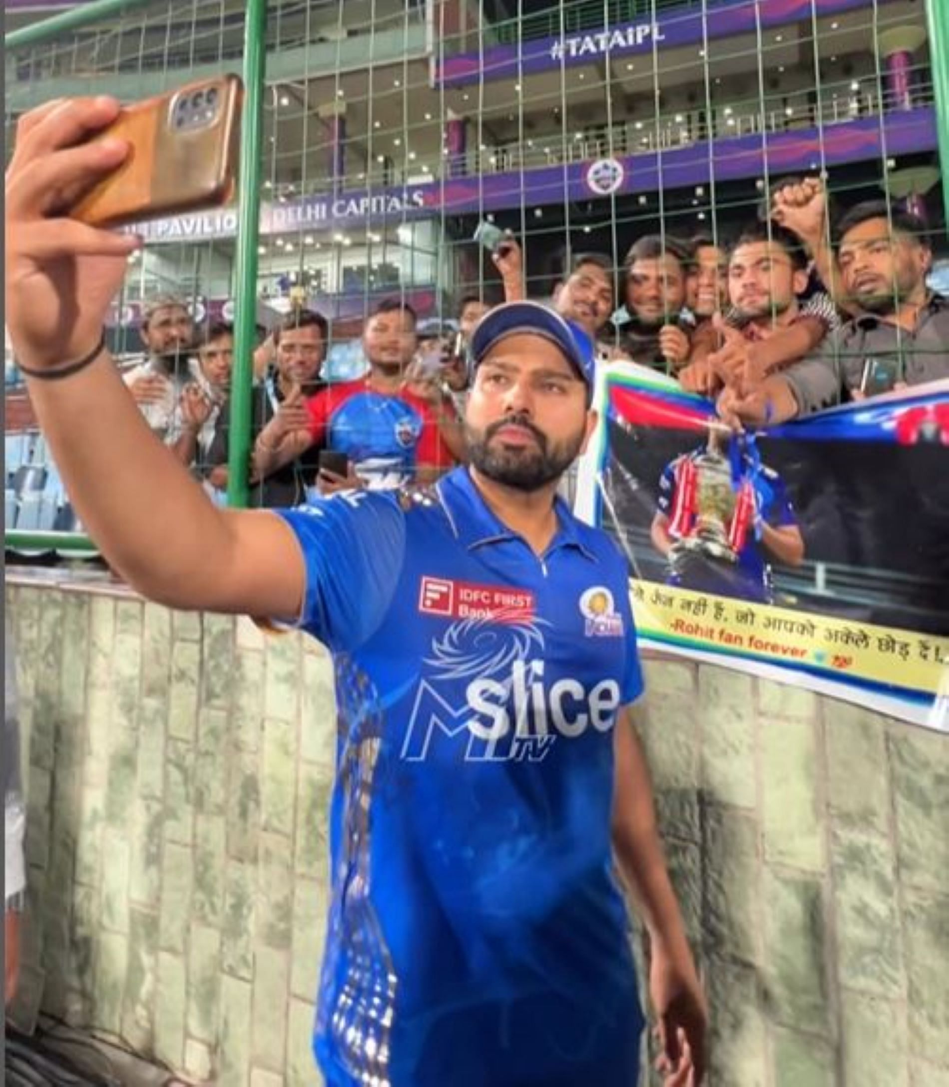 Rohit Sharma clicking selfie with fans after MI