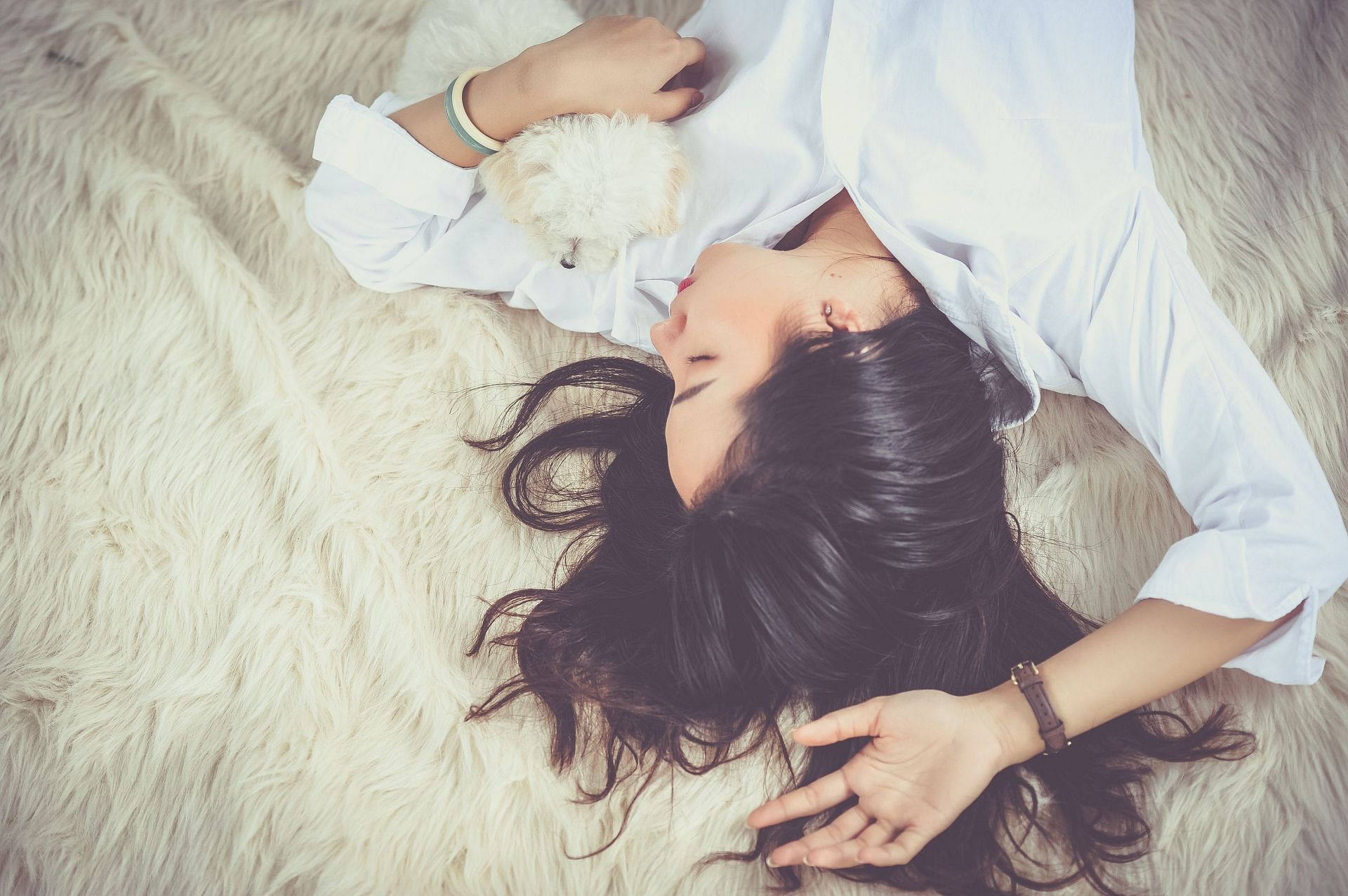 Sleeping on the back can help you fall asleep faster. (Image via Pexels/Pixabay)