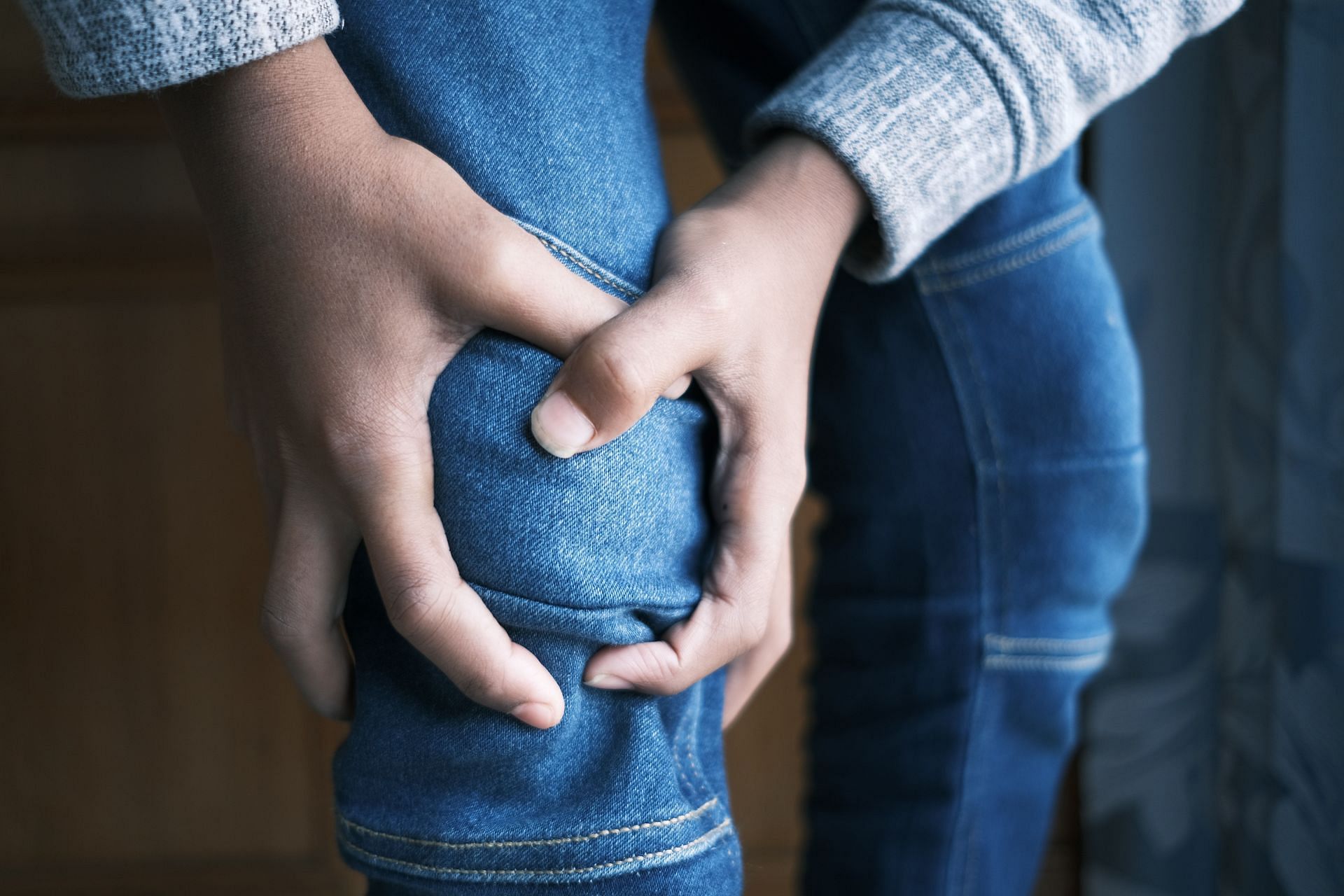 Common symptoms of gout include knee pain. (Image via Pexels/Towfiqu Barbhuiya)