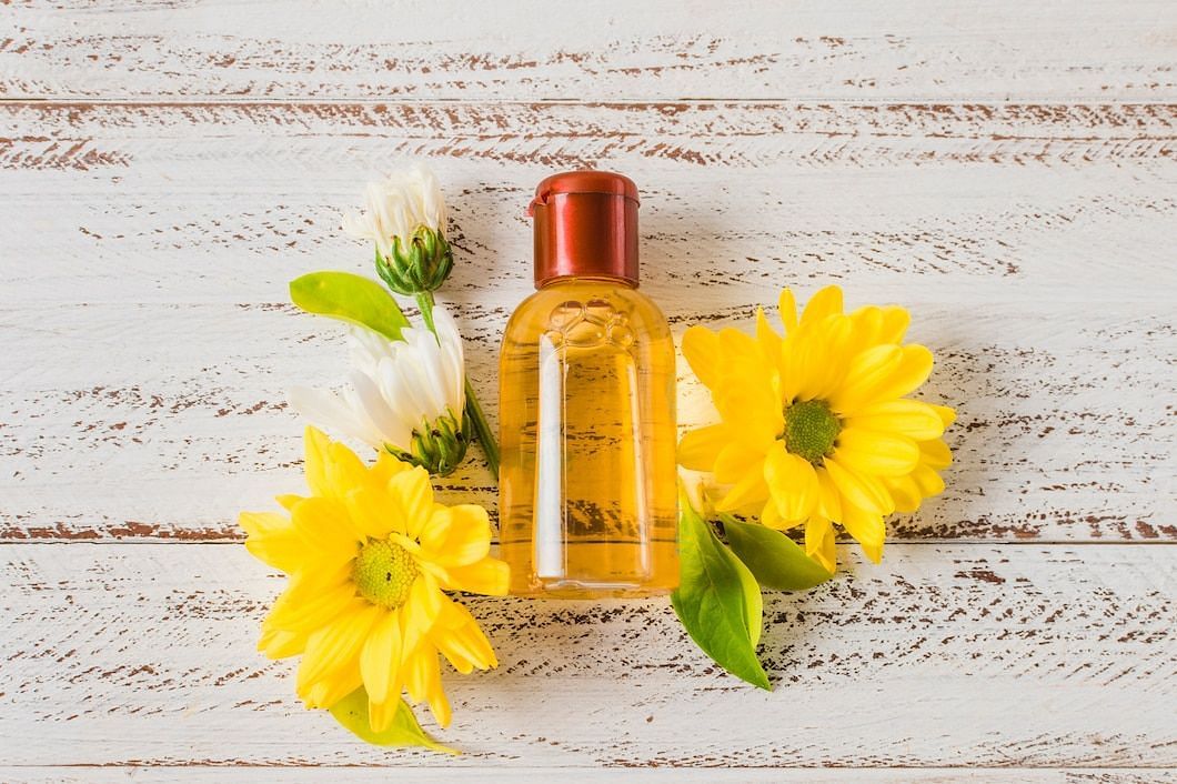 Fragrance oils add scent to skincare products. (Image via Freepik)