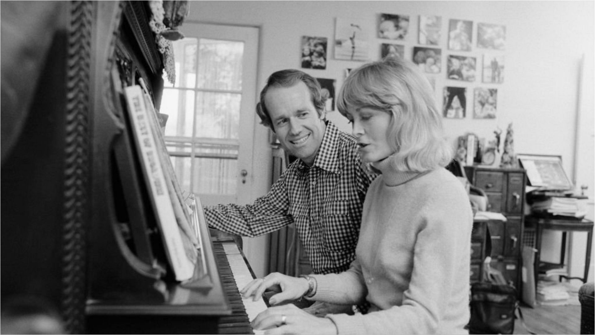 Judy Farrell and Mike Farrell at their residence (Image via Tony Korody/Getty Images)