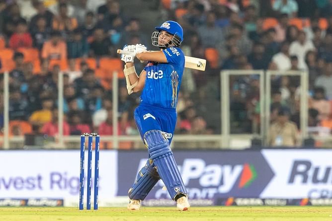 IPL 2023 - अर्जुन तेंदुलकर ने आईपीएल में जड़ा पहला छक्का...पिता सचिन तेंदुलकर से दिखी काफी समानता