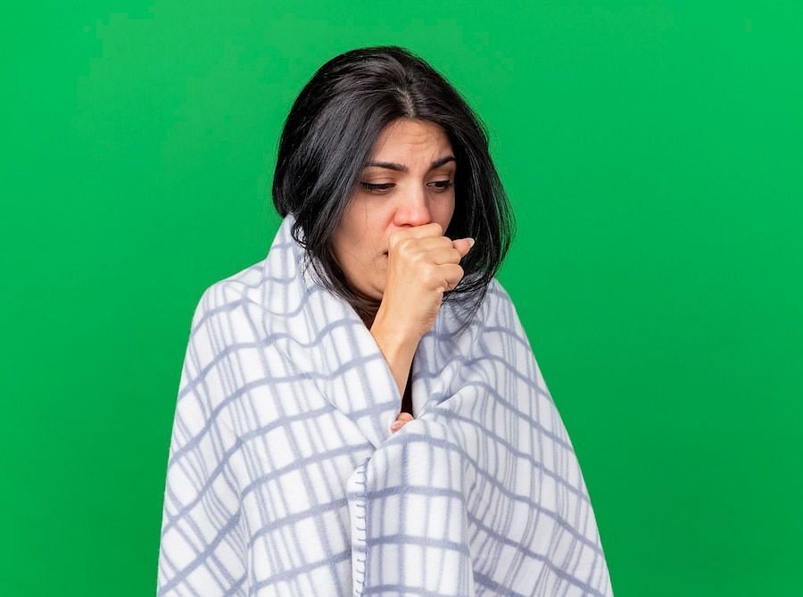 How to Stop Coughing at Night with natural means (Image via freepik/stockking)