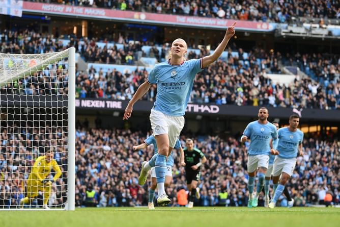 Manchester City keep pressure on Arsenal with ruthless display against Leicester City